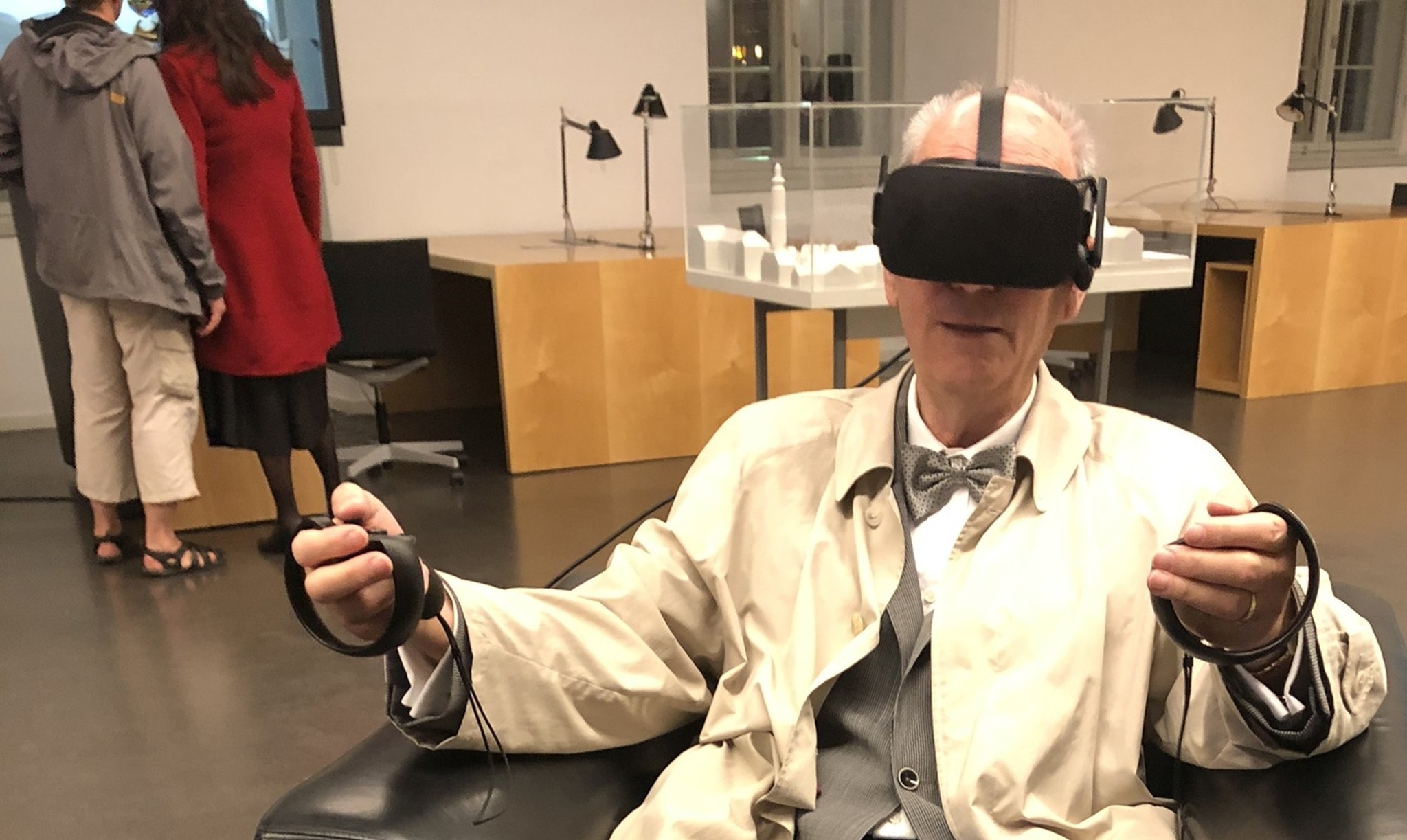 VR Highlight at the Long Night of Science in Weimar Senior with VR glasses at the LNDW